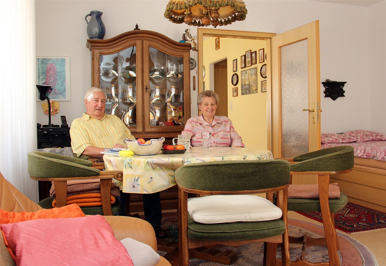 Ein Ehepaar in seiner Wohnung im Marienhaus