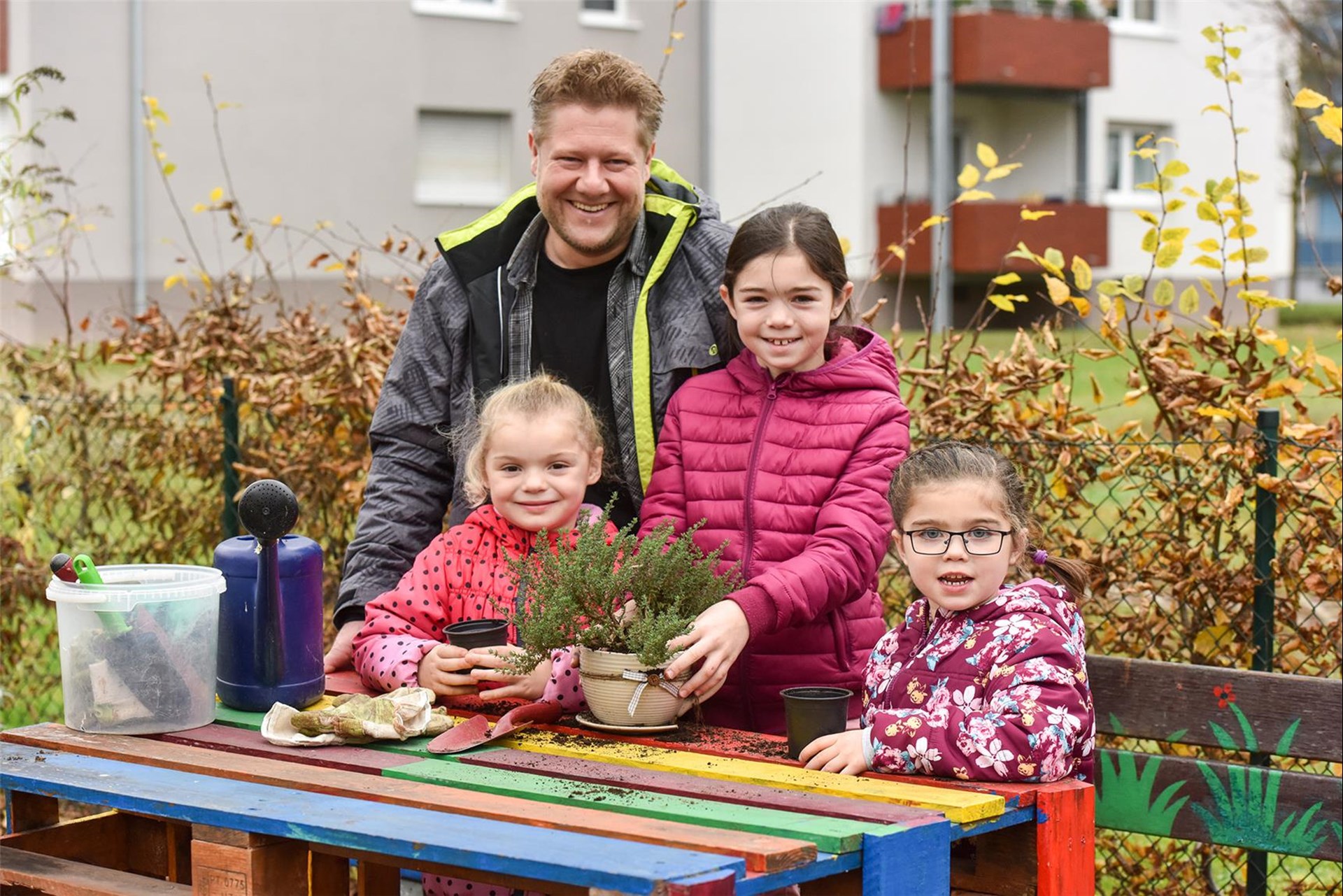 Kinder aus der Garten-AG des Quartierbüros Schönau mit Mitarbeiter Christian Endres