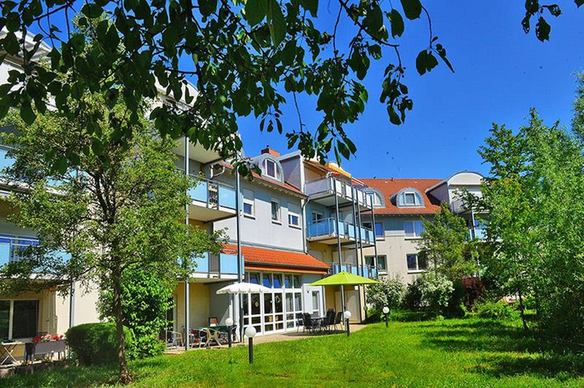Blick in den Garten des Seniorenzentrums