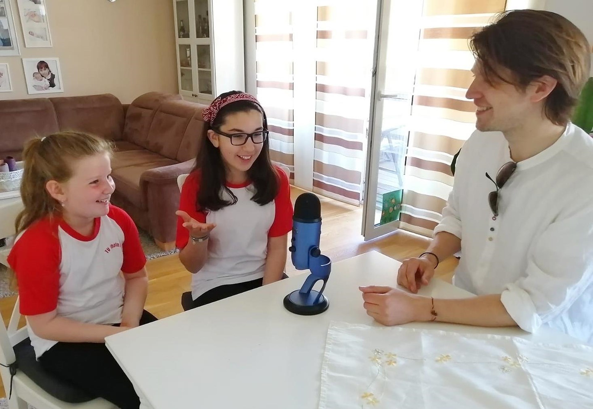 Elisa und Aurelia im Gespräch mit Paul Wenzel