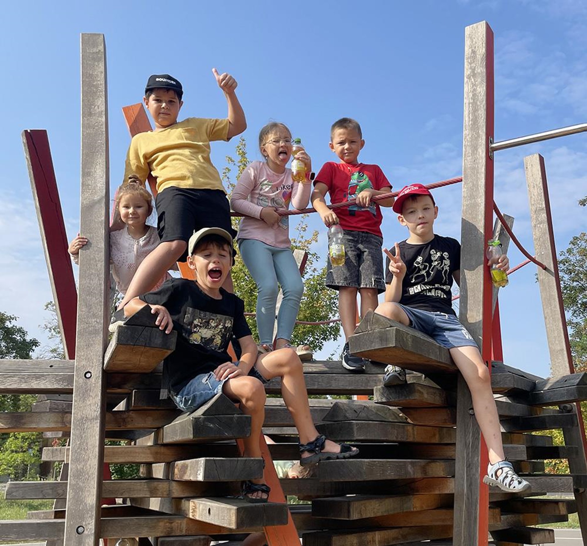 Eine Gruppe von Kindern sitzt auf einem Klettergerüst
