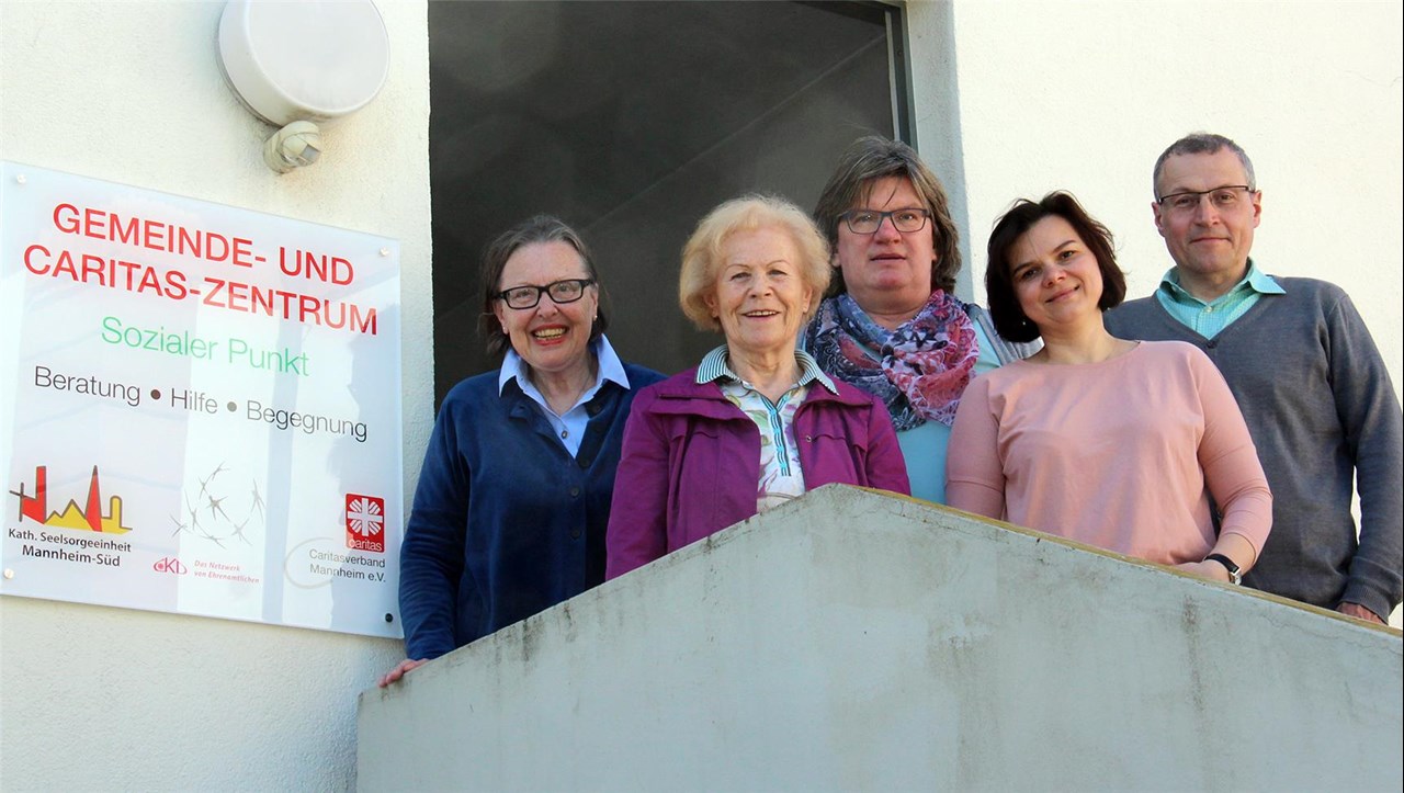 Eleonore Köble (v.l.) und Johanna Willmann von der Caritas-Konferenz St. Antonius, Caritas-Mitarbeiterinnen Birgit Schünemann und Viktoria Simic sowie Pfarrer Lorenz Seiser.