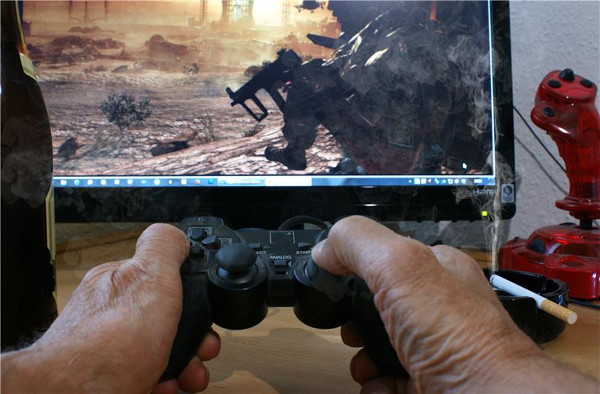 Jemand sitzt vor einem Bildschirm und spielt ein Computer-Spiel