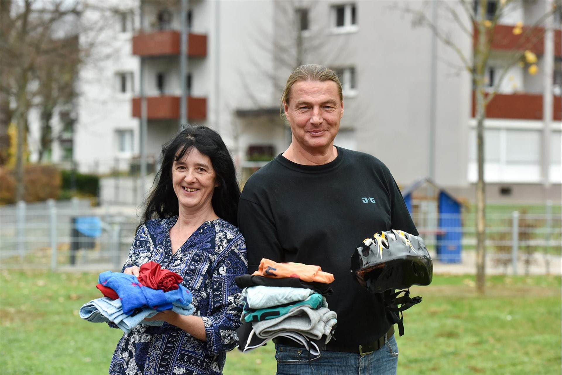 Ehrenamtliche helfen in der Kleiderkammer von Kind & Kegel.